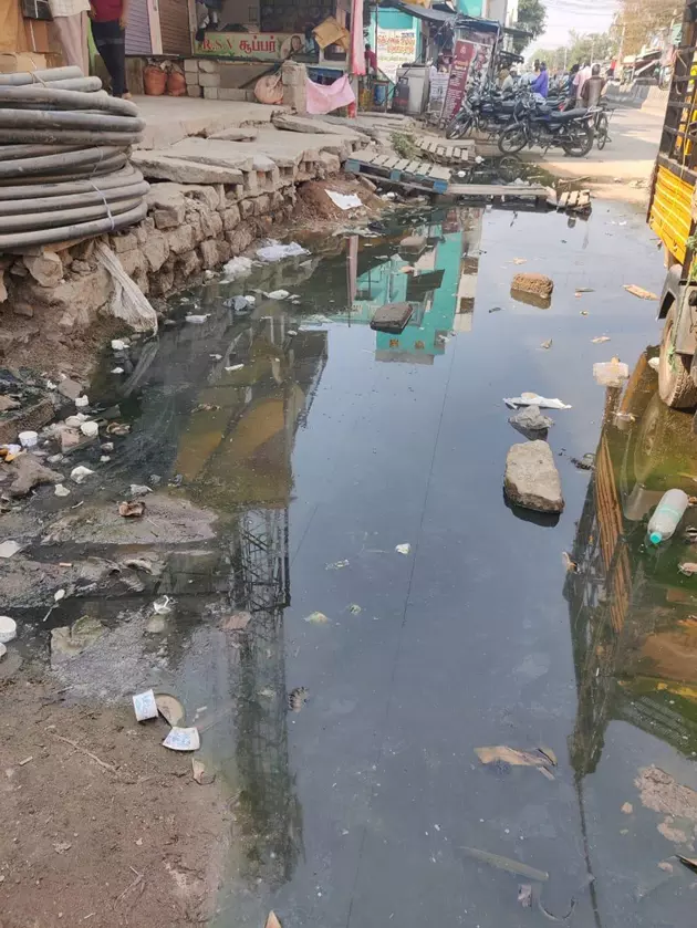 சாலையில் வழிந்தோடும் கழிவுநீர்