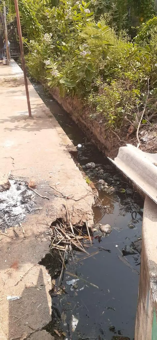 கால்வாயில் தேங்கும் கழிவுநீர்