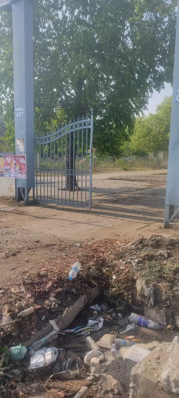 வாறுகாலில் அடைப்பு வாறுகாலில் அடைப்பு