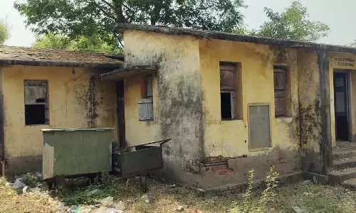 சேதமடைந்த சுகாதார நிலைய கட்டிடம் சேதமடைந்த சுகாதார நிலைய கட்டிடம்