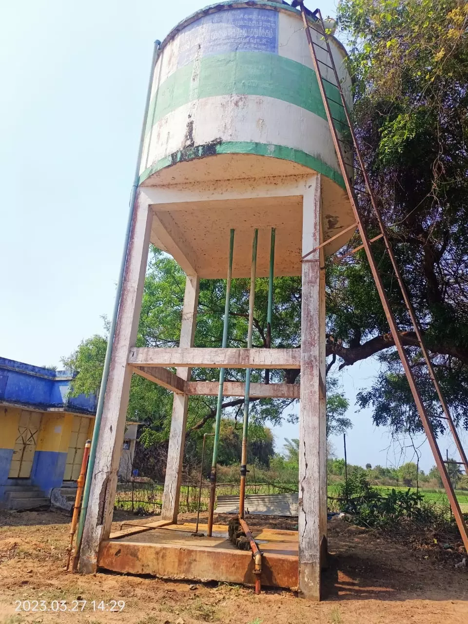 சேதமடைந்த குடிநீர் தொட்டி சேதமடைந்த குடிநீர் தொட்டி