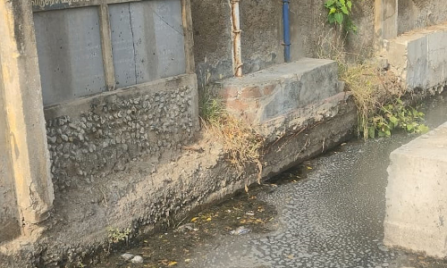 கல்விஅலுவலக வாசலில் தேங்கிய கழிவுநீர் கல்விஅலுவலக வாசலில் தேங்கிய கழிவுநீர்