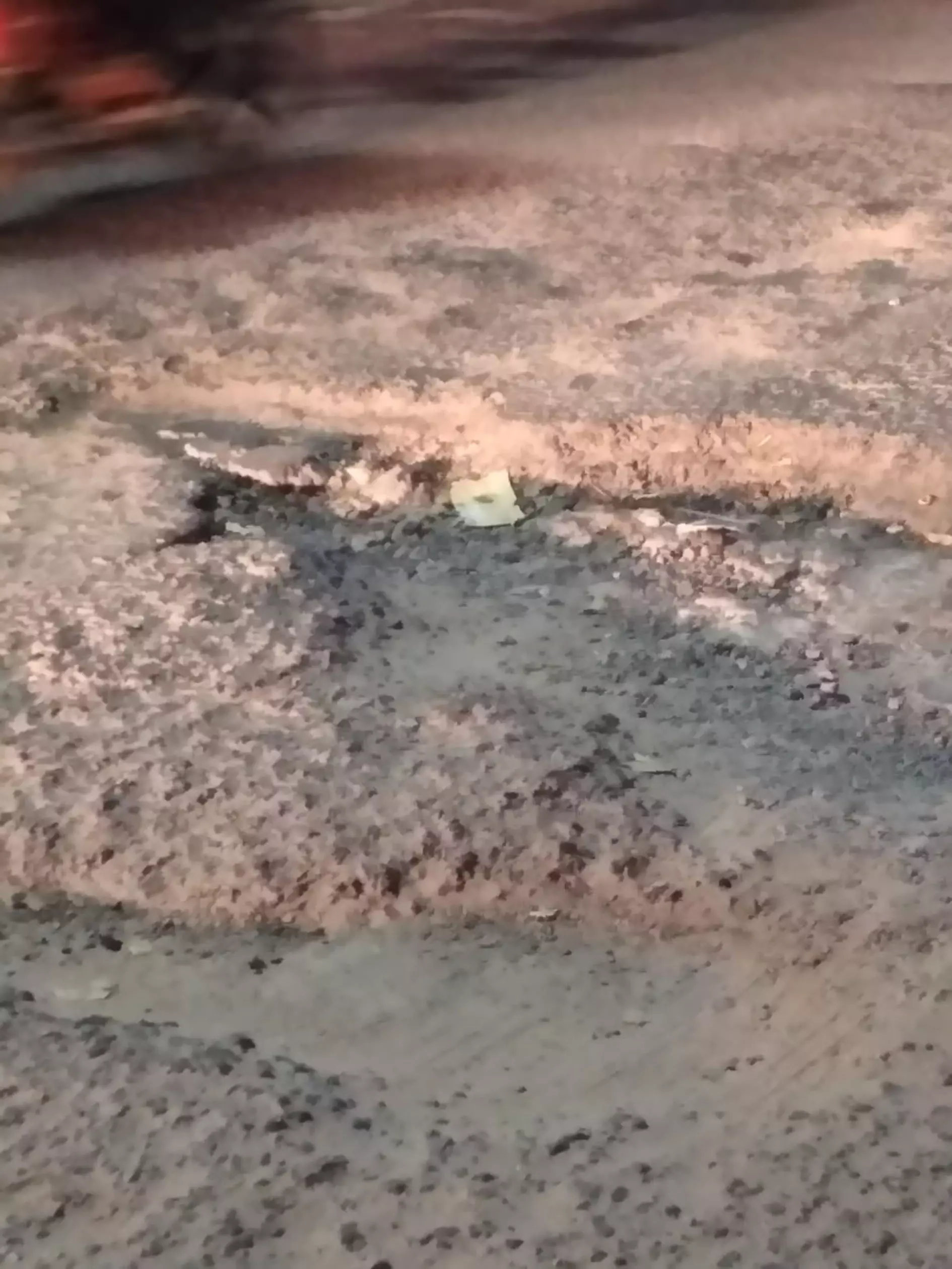 குண்டும் குழியுமான சாலை குண்டும் குழியுமான சாலை