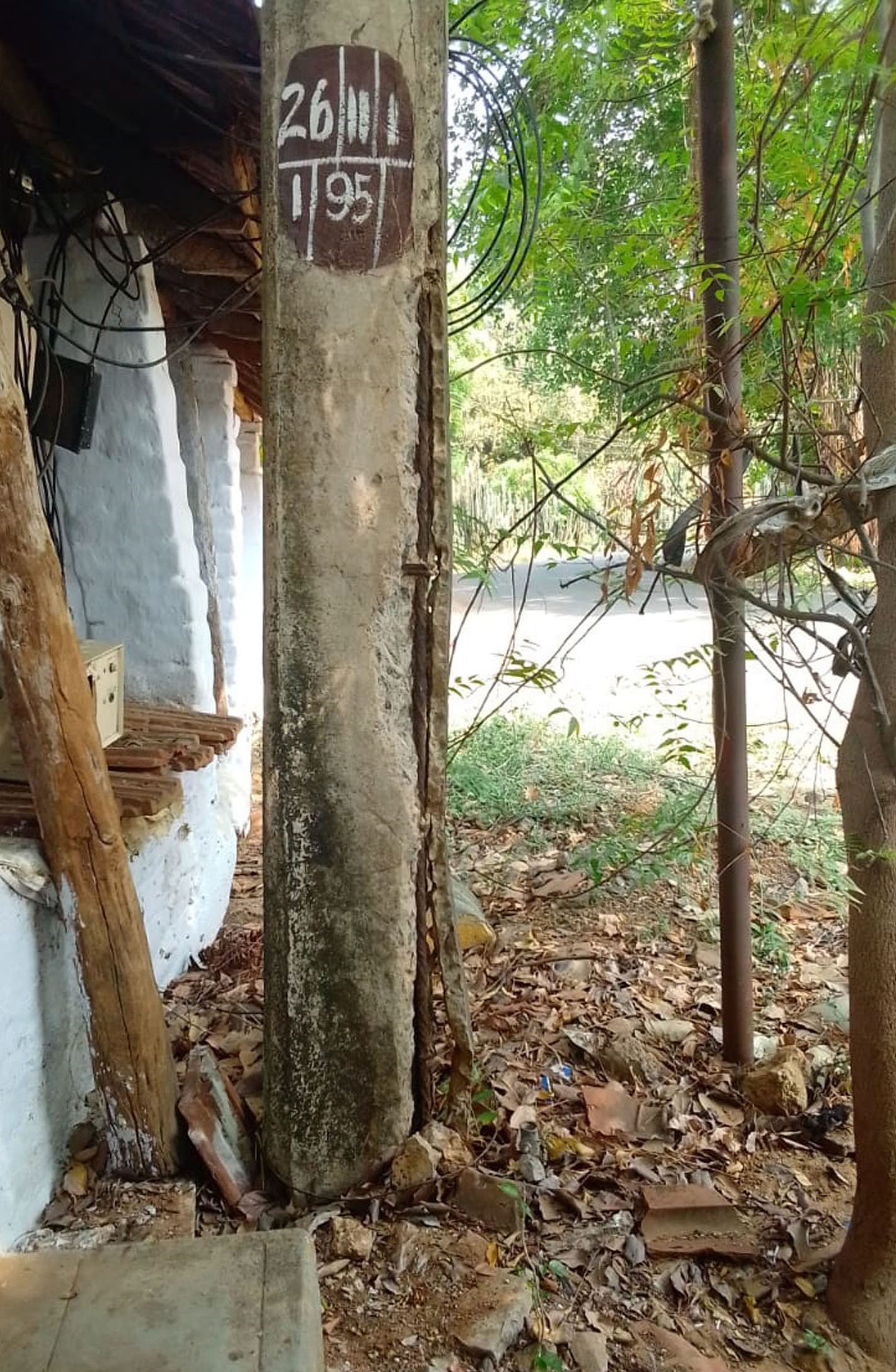 சேதமடைந்த மின்கம்பம்