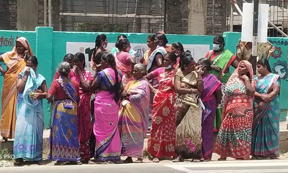 வெயிலில் காத்துநிற்கும் பயணிகள்