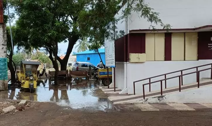 தேங்கி நிற்கும் மழைநீர்