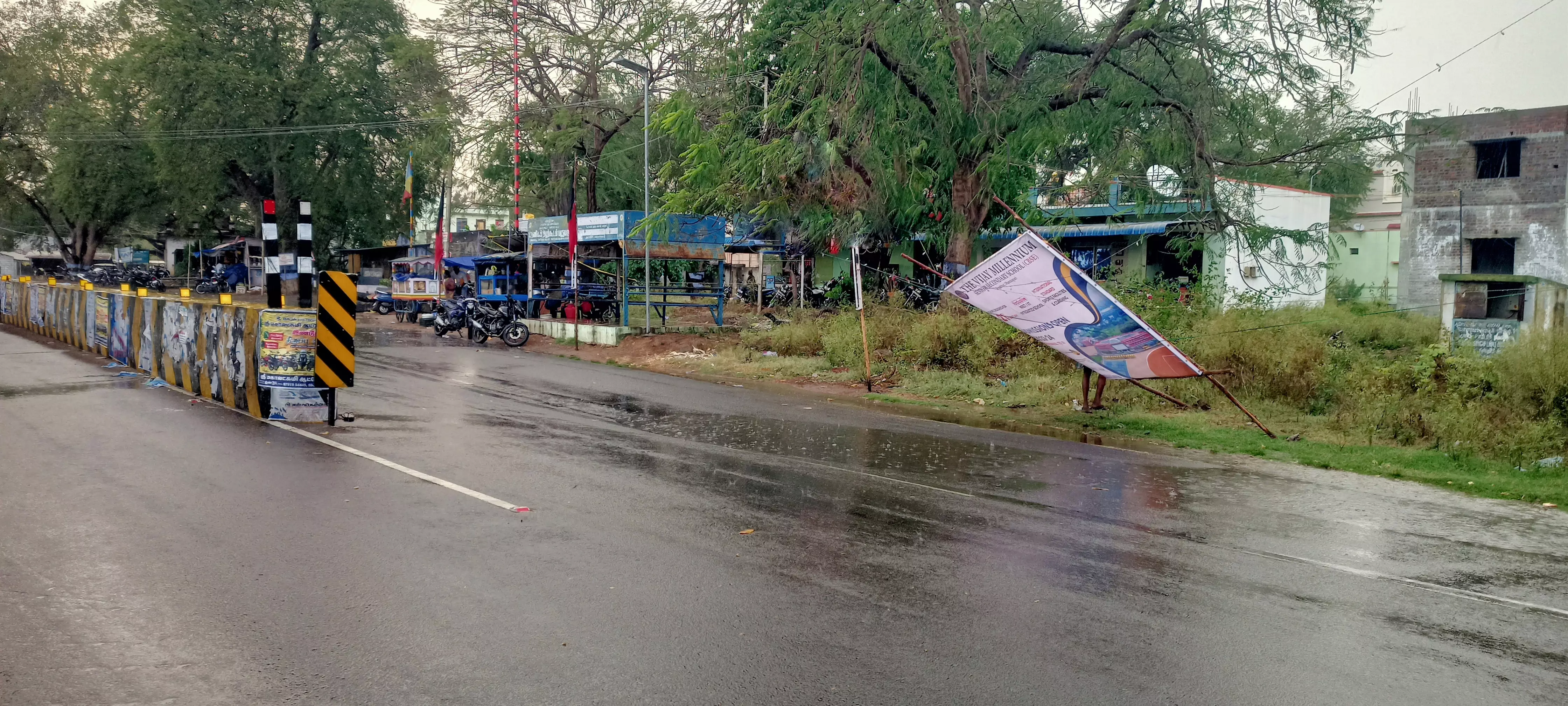 விளம்பர பலகையால் விபத்து