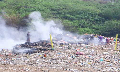 குப்பைகளுக்கு தீ வைப்பு