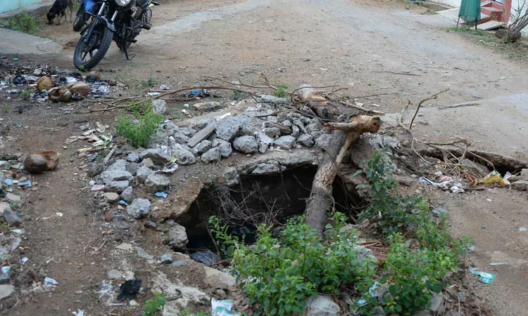 ஆபத்தான நிலையில் கால்வாய் பள்ளம்