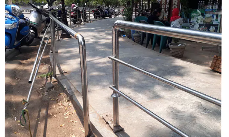 பணிகள் முடிவதற்குள் உடைந்த தடுப்பு கம்பிகள்