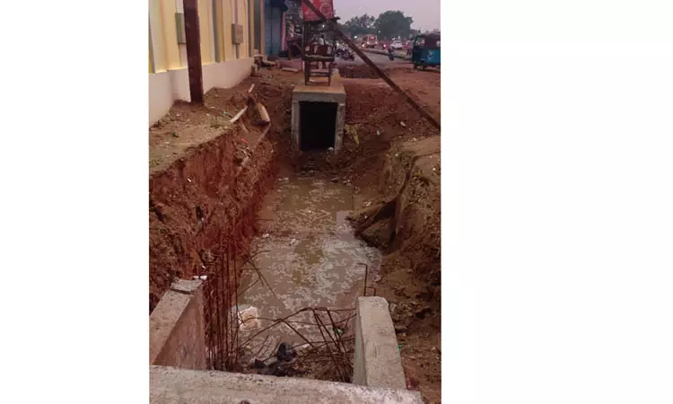 கால்வாய் பணியை விரைந்து முடிக்க வேண்டும் கால்வாய் பணியை விரைந்து முடிக்க வேண்டும்