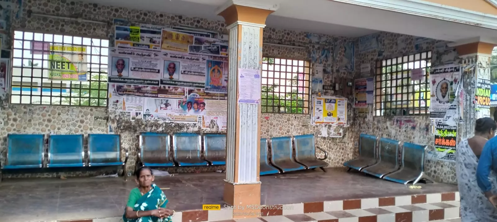 உடைந்து கிடக்கும் நாற்காலிகள் உடைந்து கிடக்கும் நாற்காலிகள்