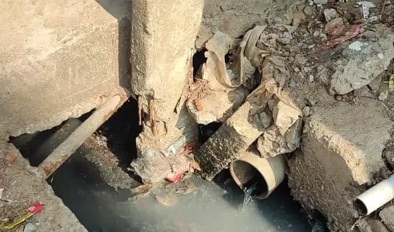 பழுதடைந்த நிலையில் மின்கம்பம்