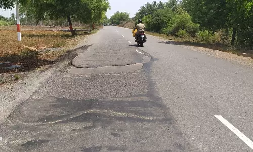 சாலையில் பள்ளம்