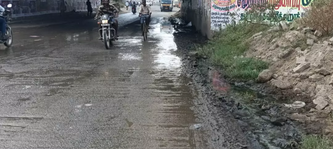சாலையில் கழிவுநீர் சாலையில் கழிவுநீர்