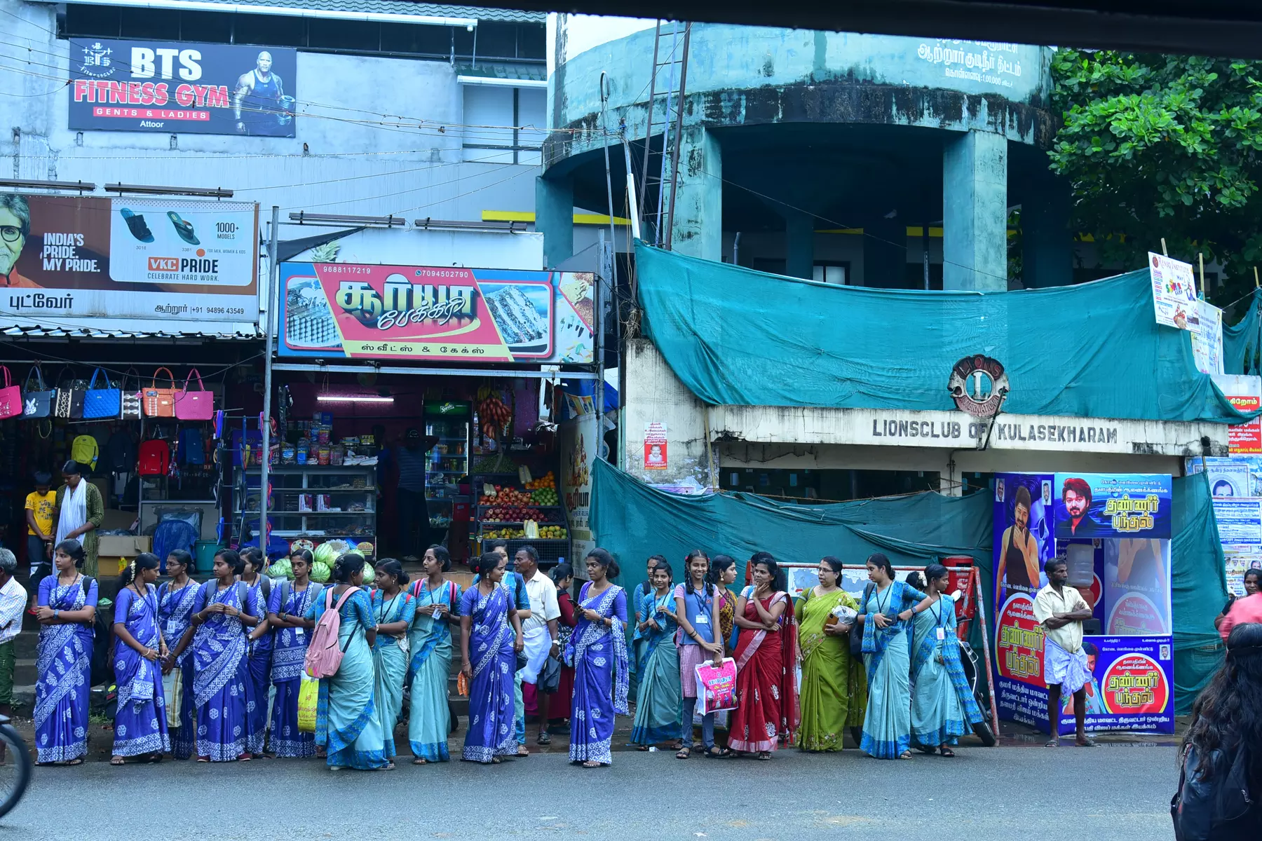 நிழற்குடையை சீரமைக்க வேண்டும்