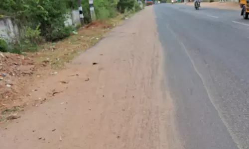 சாலையில் தேங்கிய மணல் அள்ளப்படுமா?