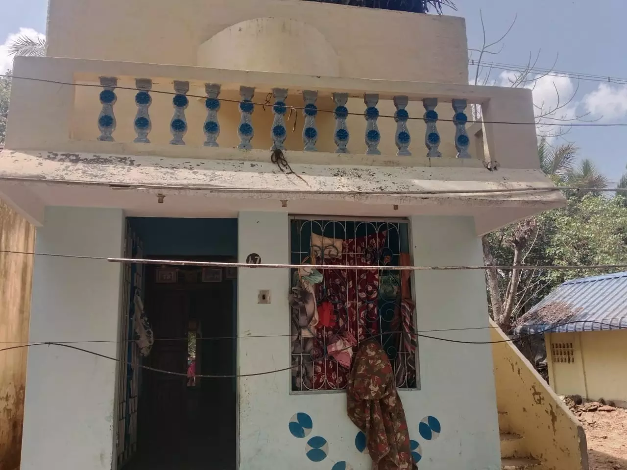 தாழ்வாக செல்லும் மின்கம்பிகள் தாழ்வாக செல்லும் மின்கம்பிகள்