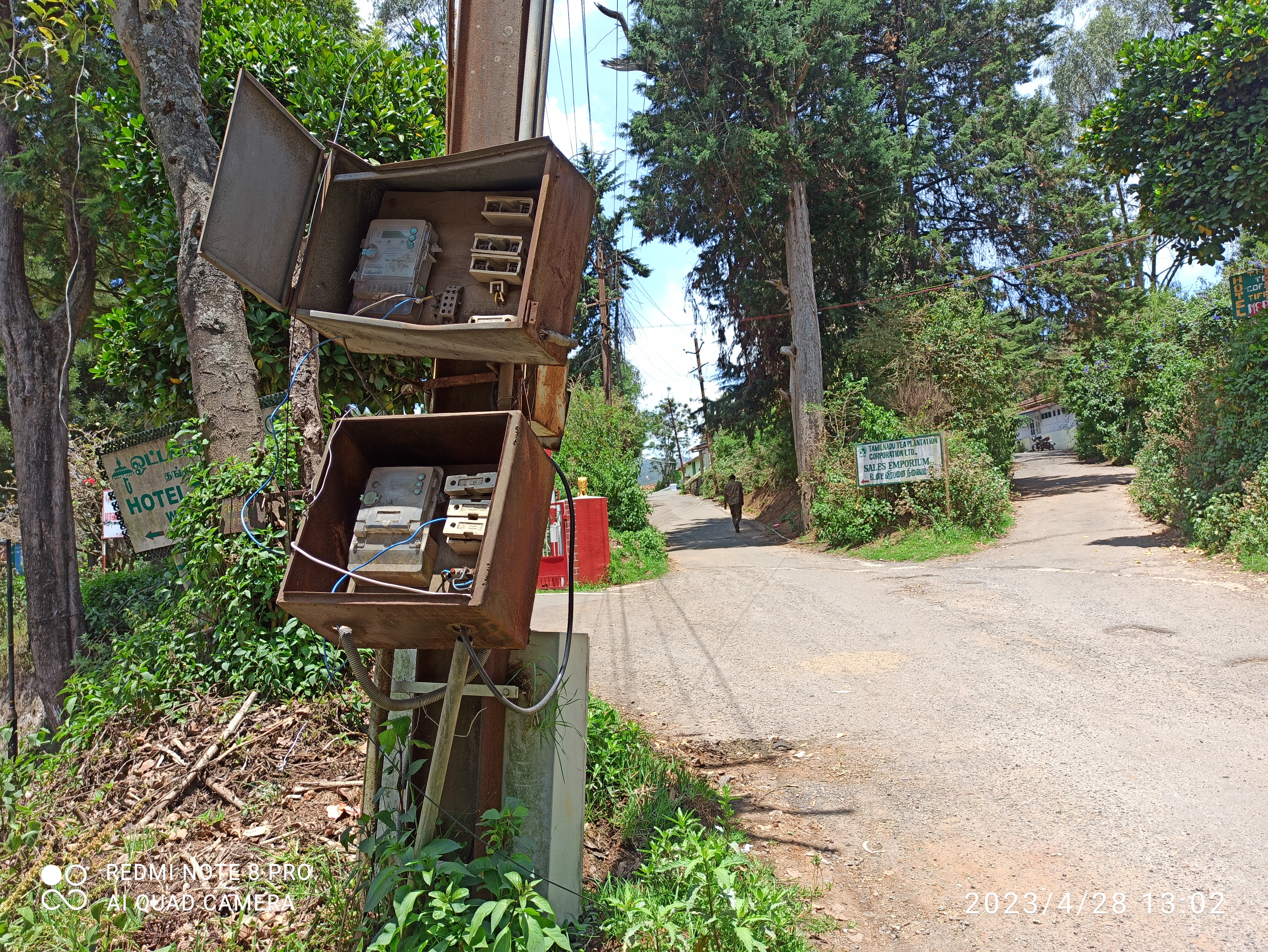 திறந்து கிடக்கும் மின் பெட்டி