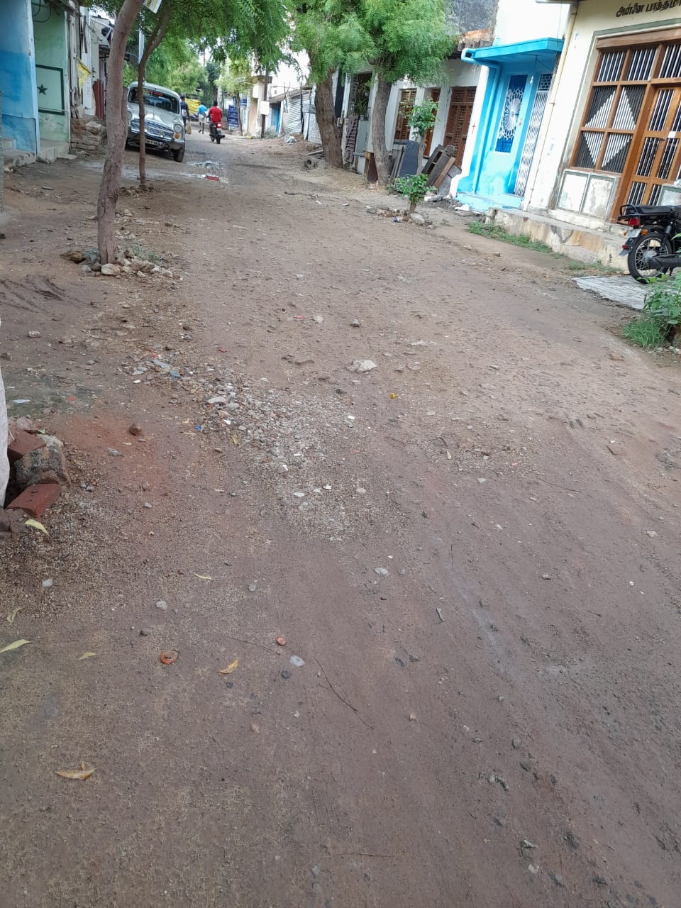 குண்டும் குழியுமான சாலை