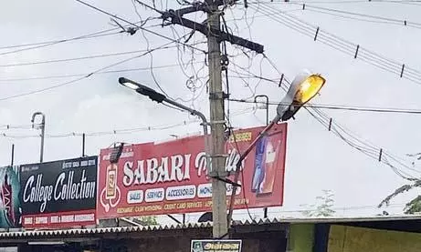 பகலில் ஒளிரும் தெருவிளக்குகள்