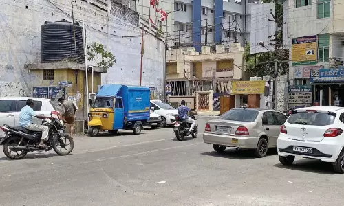 சாலையா? வாகன நிறுத்தமா?