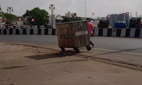 நடுரோட்டில் குப்பை ெதாட்டி