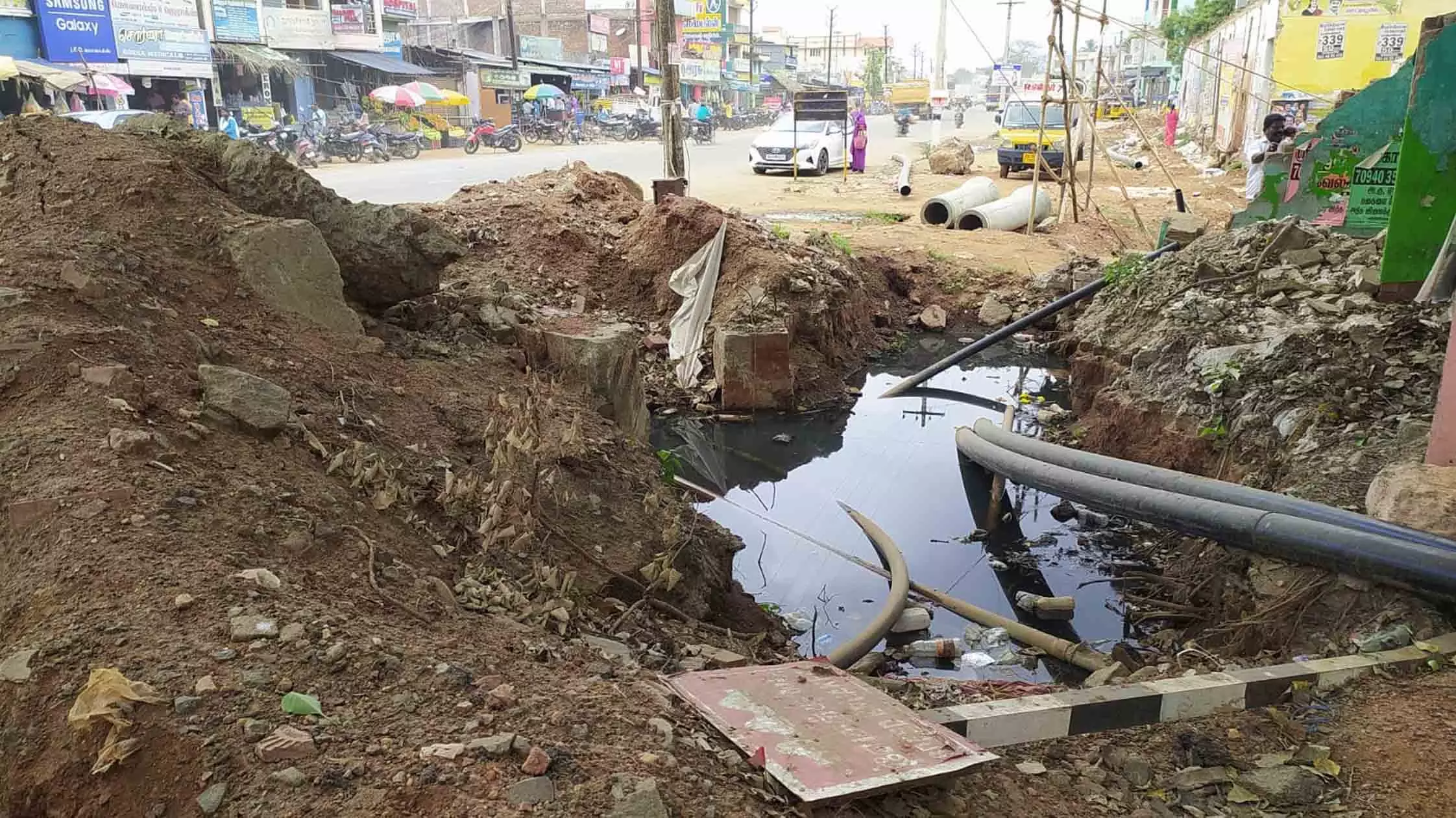 போக்குவரத்துக்கு இடையூறான கட்டிட கழிவுகள் போக்குவரத்துக்கு இடையூறான கட்டிட கழிவுகள்