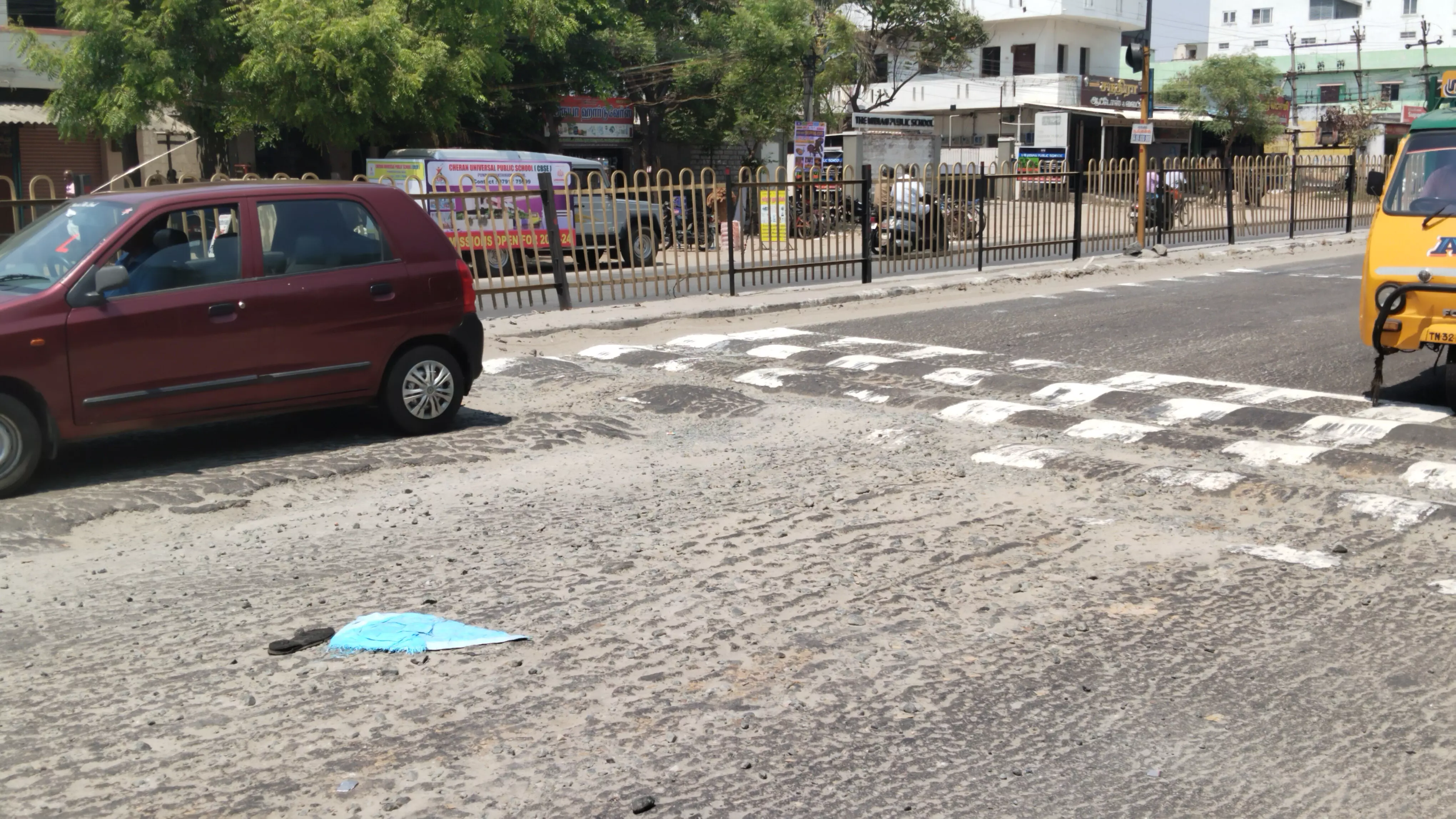 சேதமடைந்த சாலையை சீரமைக்க வேண்டும் சேதமடைந்த சாலையை சீரமைக்க வேண்டும்