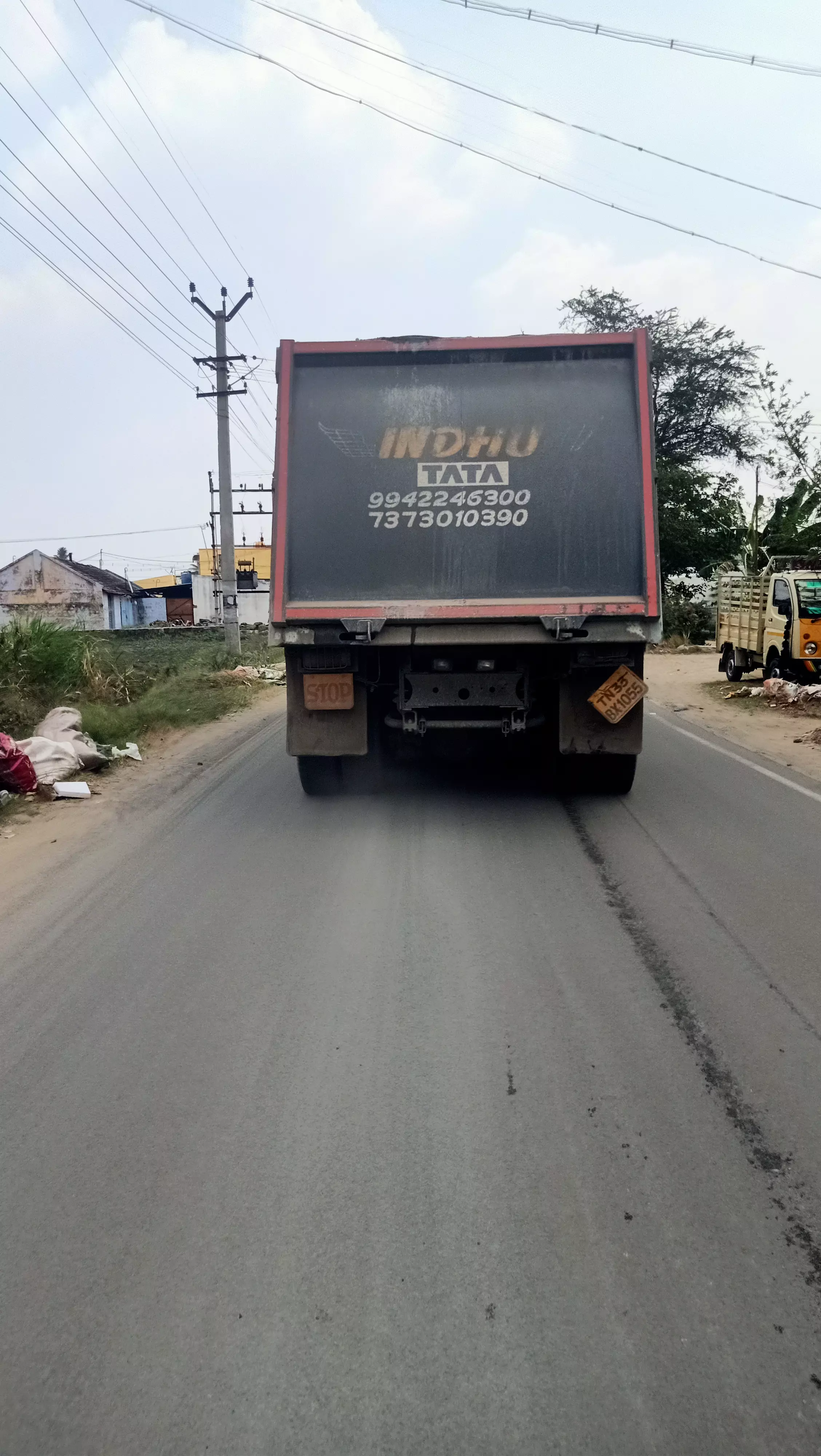 மணல் லாரிகளால் விபத்து அபாயம் மணல் லாரிகளால் விபத்து அபாயம்