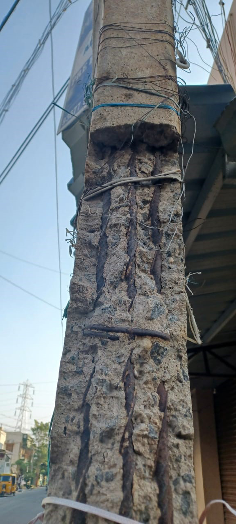 மின்கம்பம் மாற்றி அமைக்கப்படுமா? மின்கம்பம் மாற்றி அமைக்கப்படுமா?