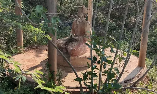 சிதிலமடைந்த புத்தர் சிலை