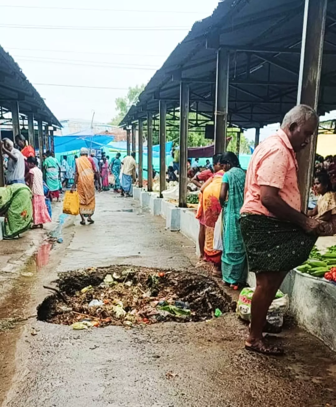 பள்ளத்தை மூட கோரிக்கை பள்ளத்தை மூட கோரிக்கை