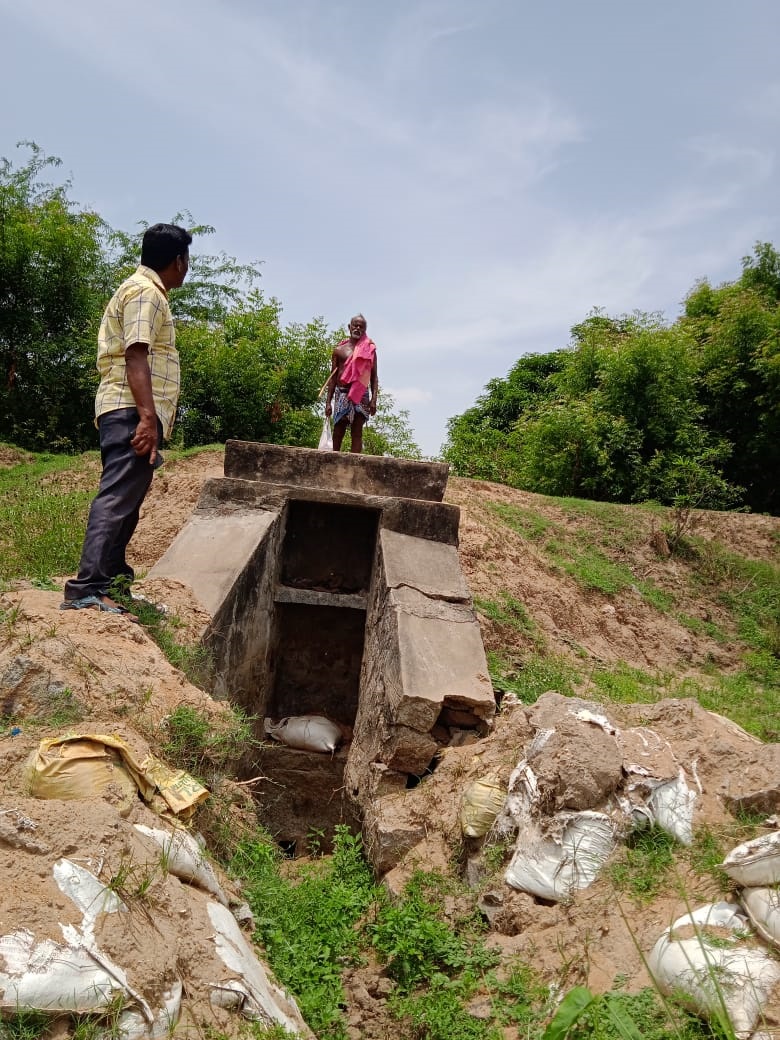 சேதமடைந்த ஏரி மதகுகள்