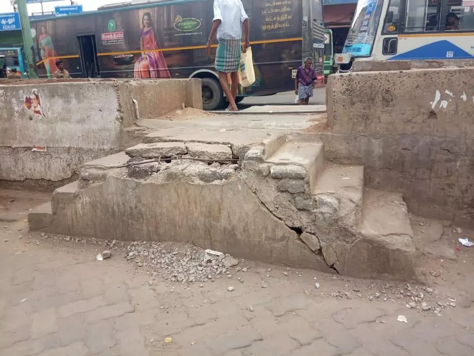 சேதமடைந்த படிக்கட்டுகள்