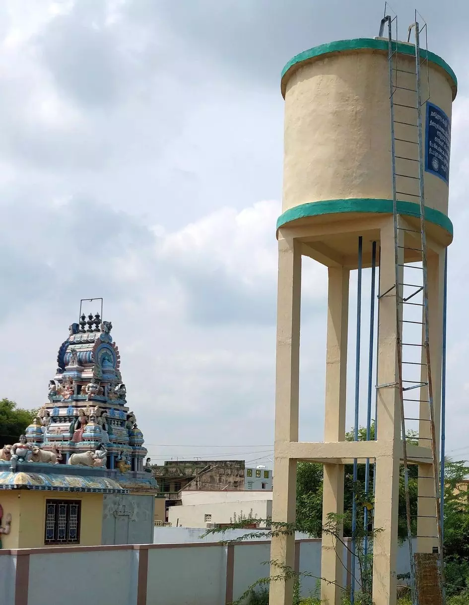 காட்சிப்பொருளான குடிநீர் தொட்டி