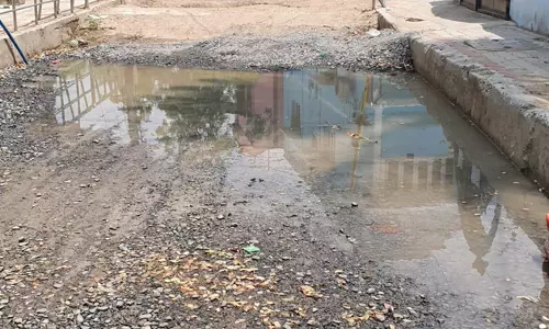 சாலையில் தேங்கும் கழிவுநீர்