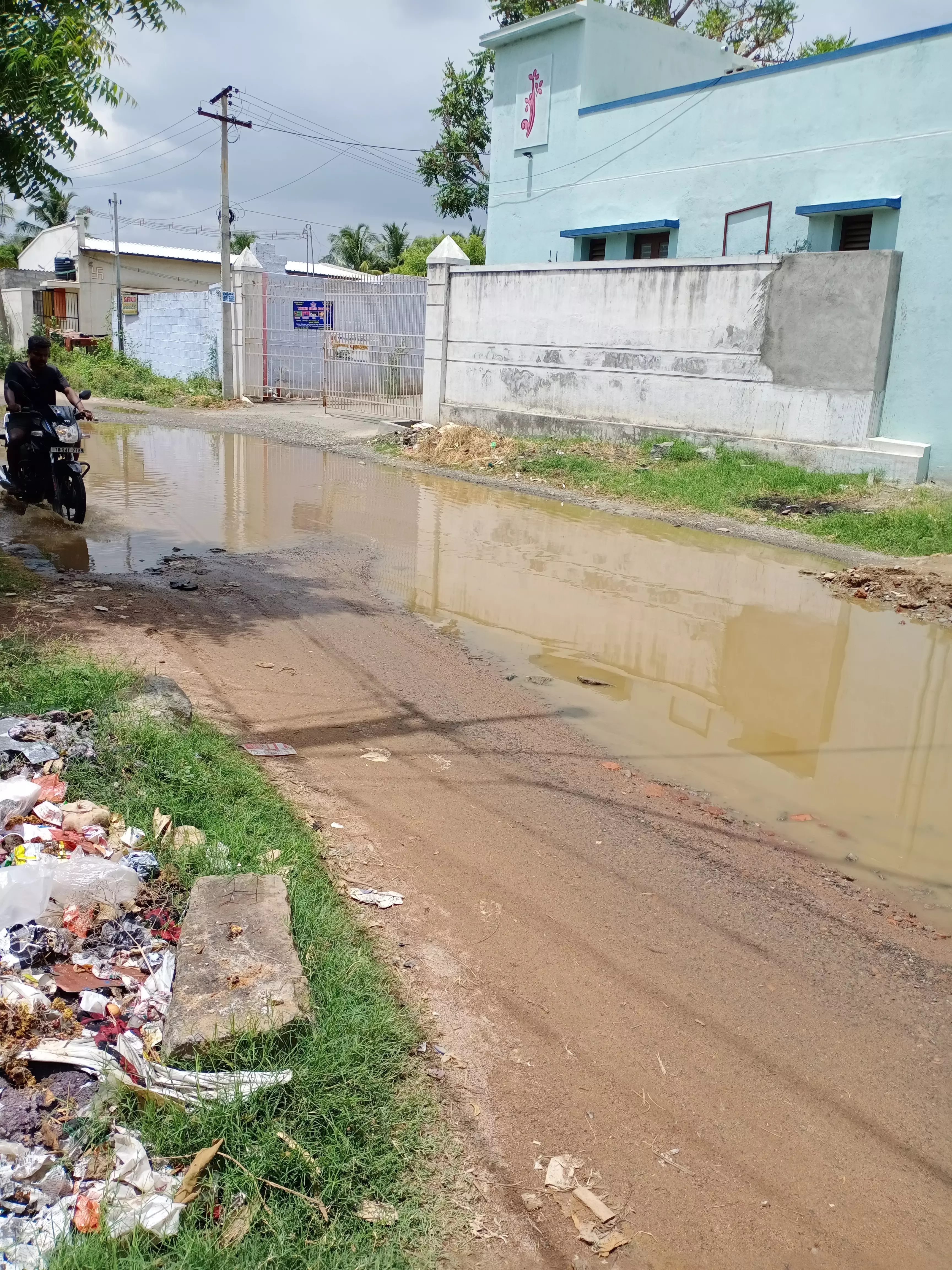 சாலையில் தேங்கும் மழைநீர்