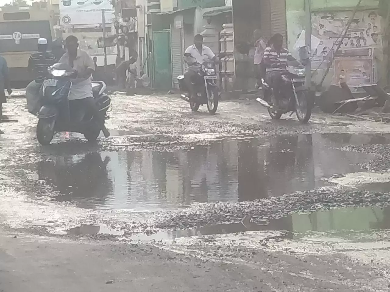 குண்டும் குழியுமான சாலை