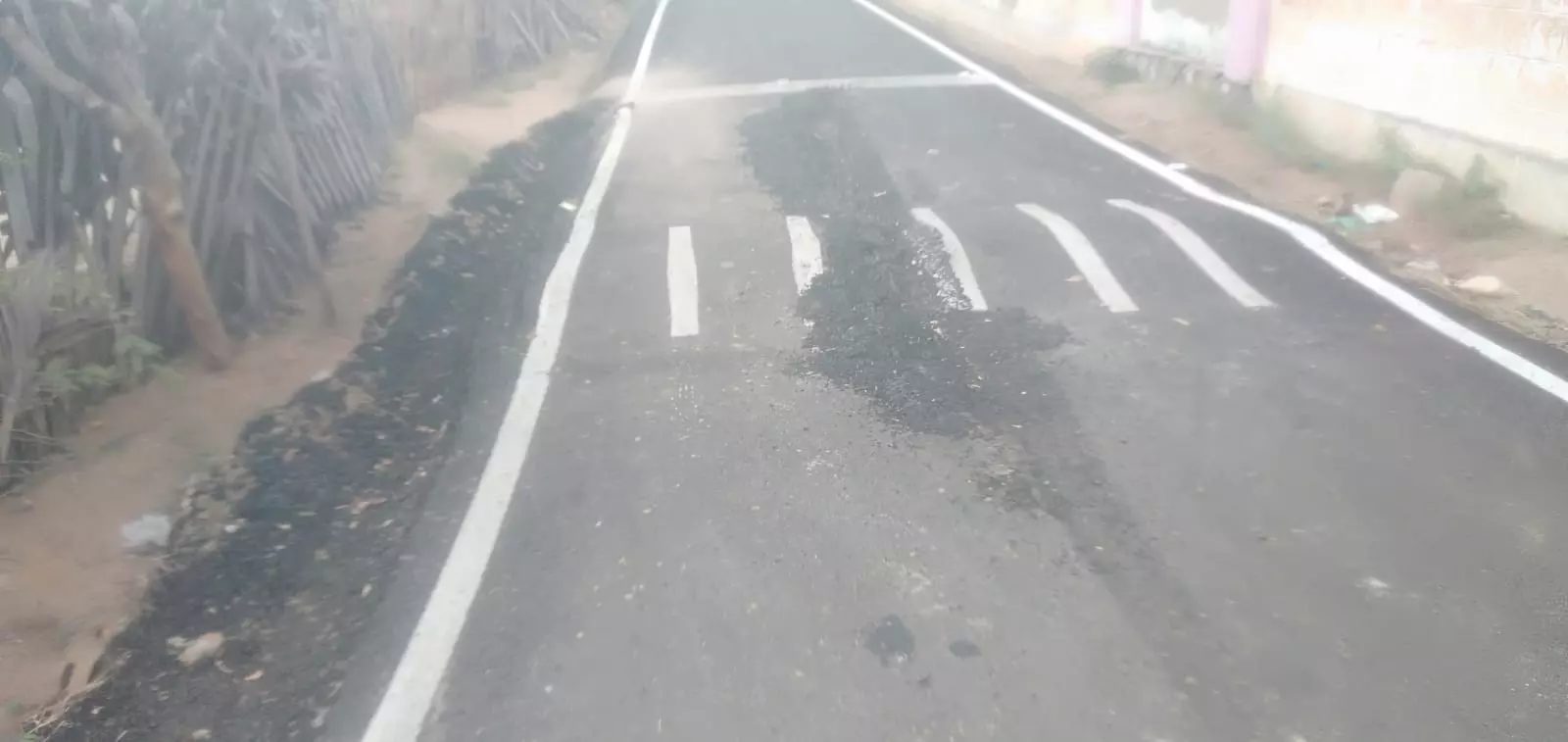 சேதமடைந்த சாலை