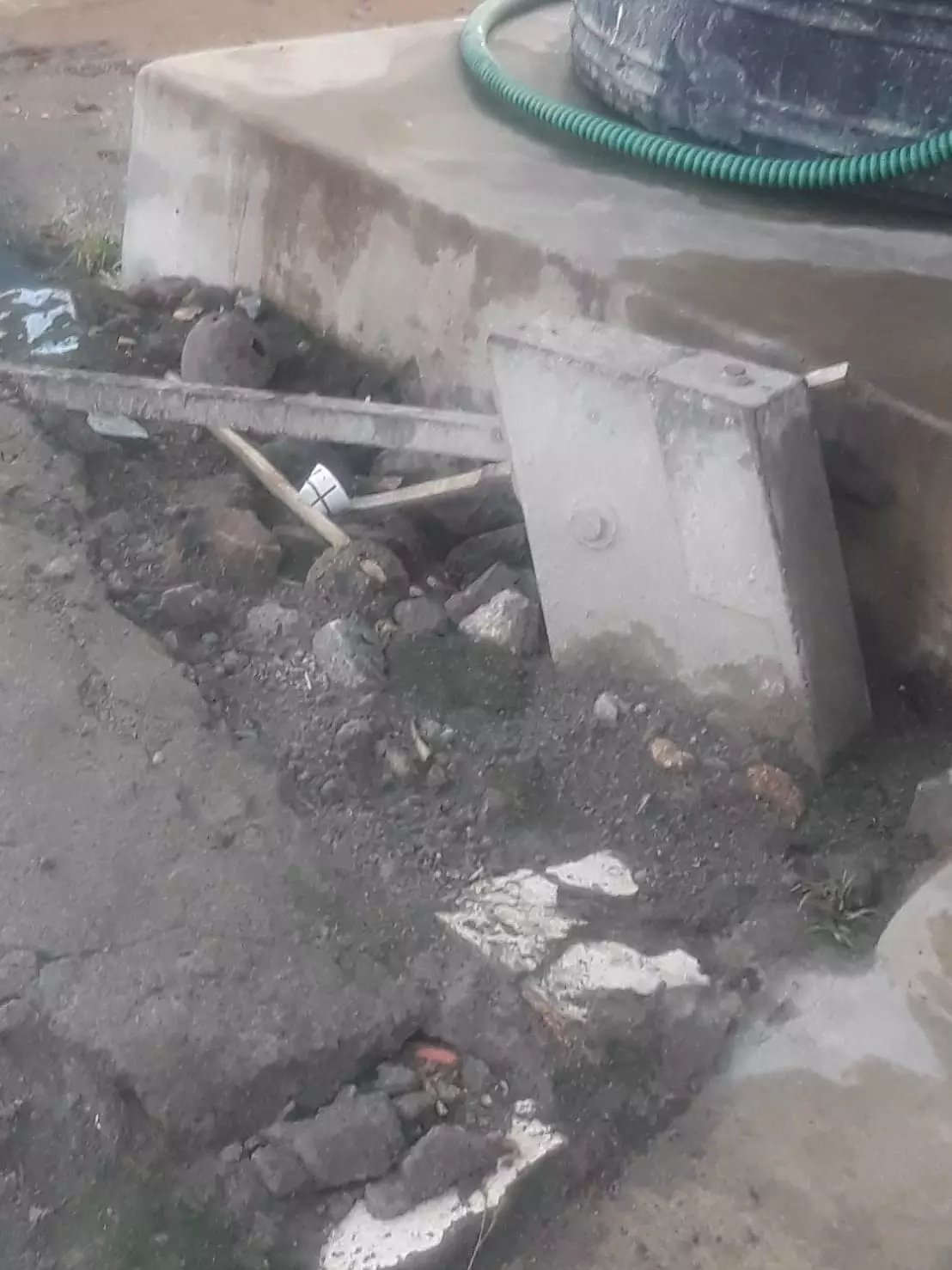 மண்ணில் புதைந்த அடிபம்பு