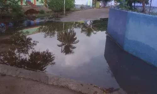 பள்ளிக்கூடம் முன்பு தேங்கும் கழிவுநீர் பள்ளிக்கூடம் முன்பு தேங்கும் கழிவுநீர்