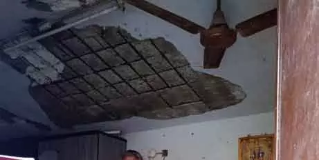 சிமெண்டு காரை பெயர்ந்த தொகுப்பு வீடு