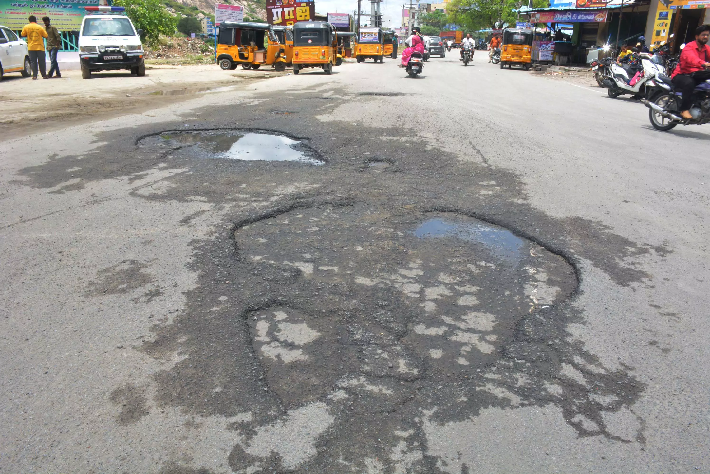 சேதமடைந்த சாலைகள்