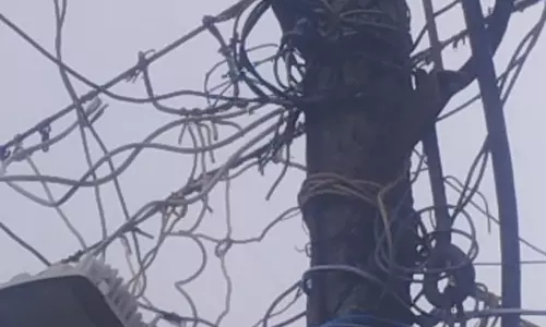 அபாத்தான நிலையில் மின்கம்பம்