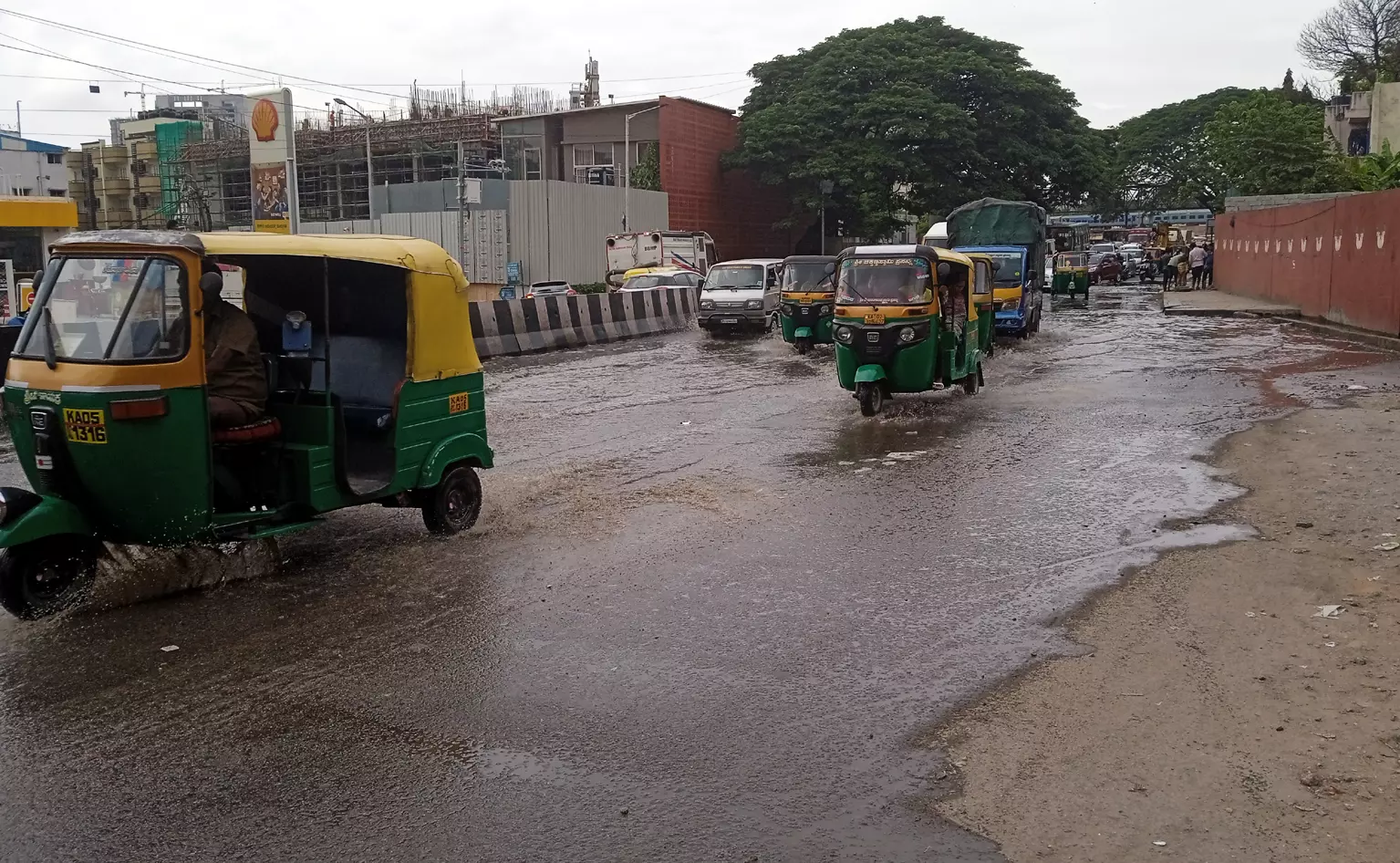 சாலையில் ஓடும் கழிவுநீர்