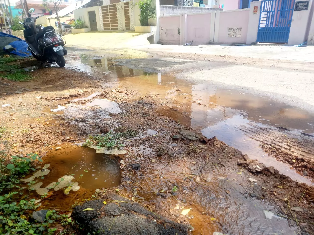 குழாய் உடைந்து வீணாகும் தண்ணீர் குழாய் உடைந்து வீணாகும் தண்ணீர்
