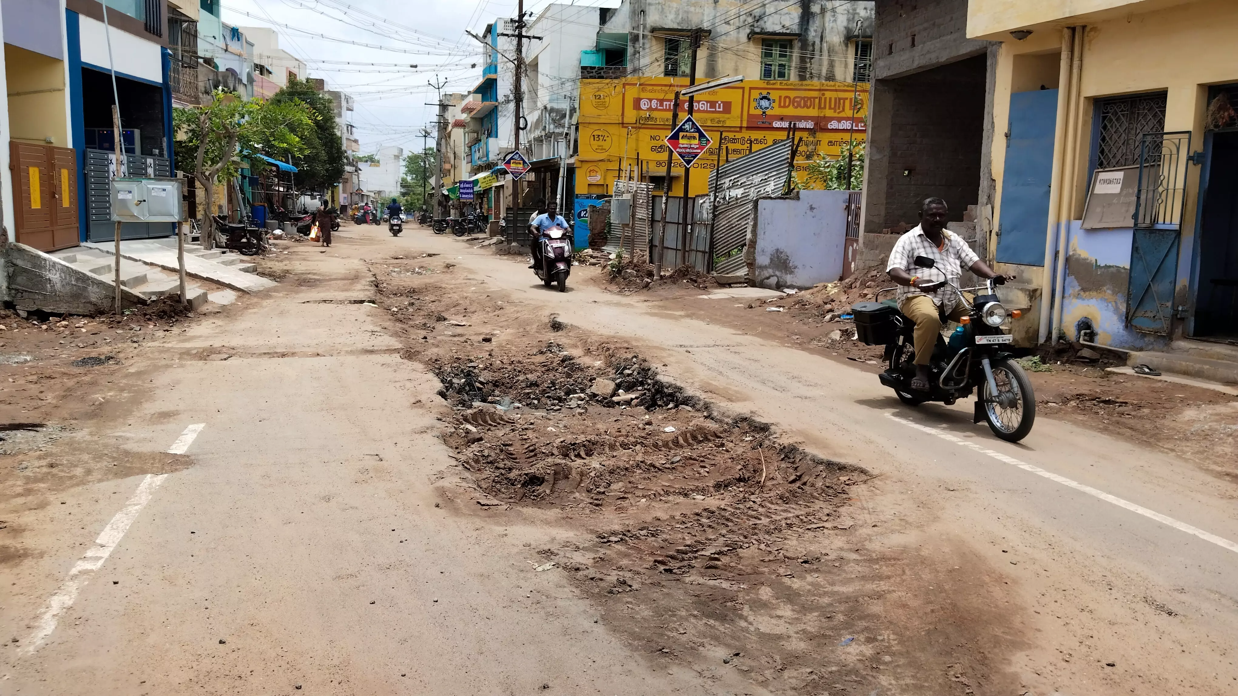 சாலையை சீரமைக்க கோரிக்கை சாலையை சீரமைக்க கோரிக்கை