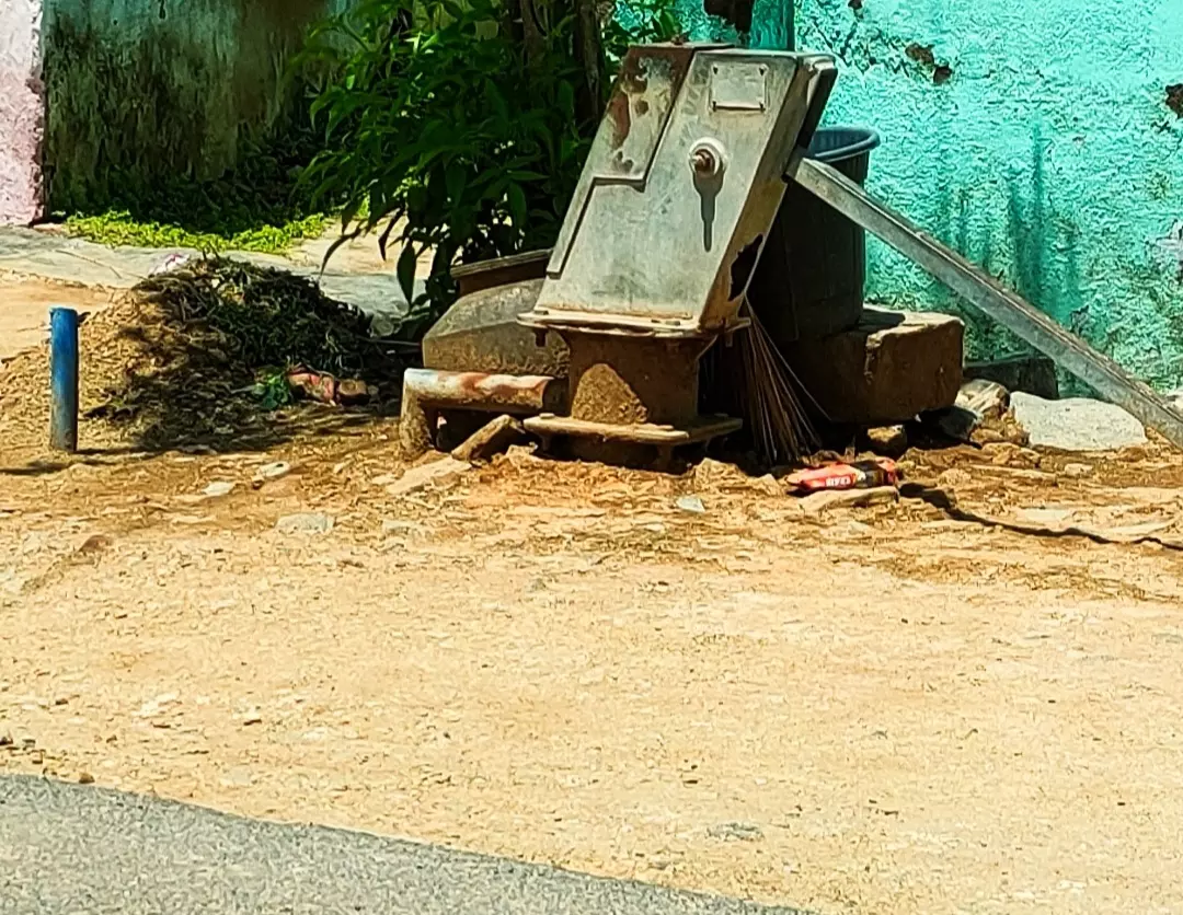 புதைந்து கிடக்கும் அடிபம்பு புதைந்து கிடக்கும் அடிபம்பு