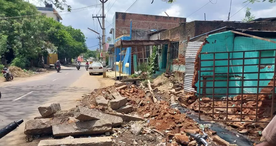 சாலையில் கிடக்கும் கற்கள்